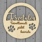 Tervetuloa koirakotiin kyltti harmaalla laudalla