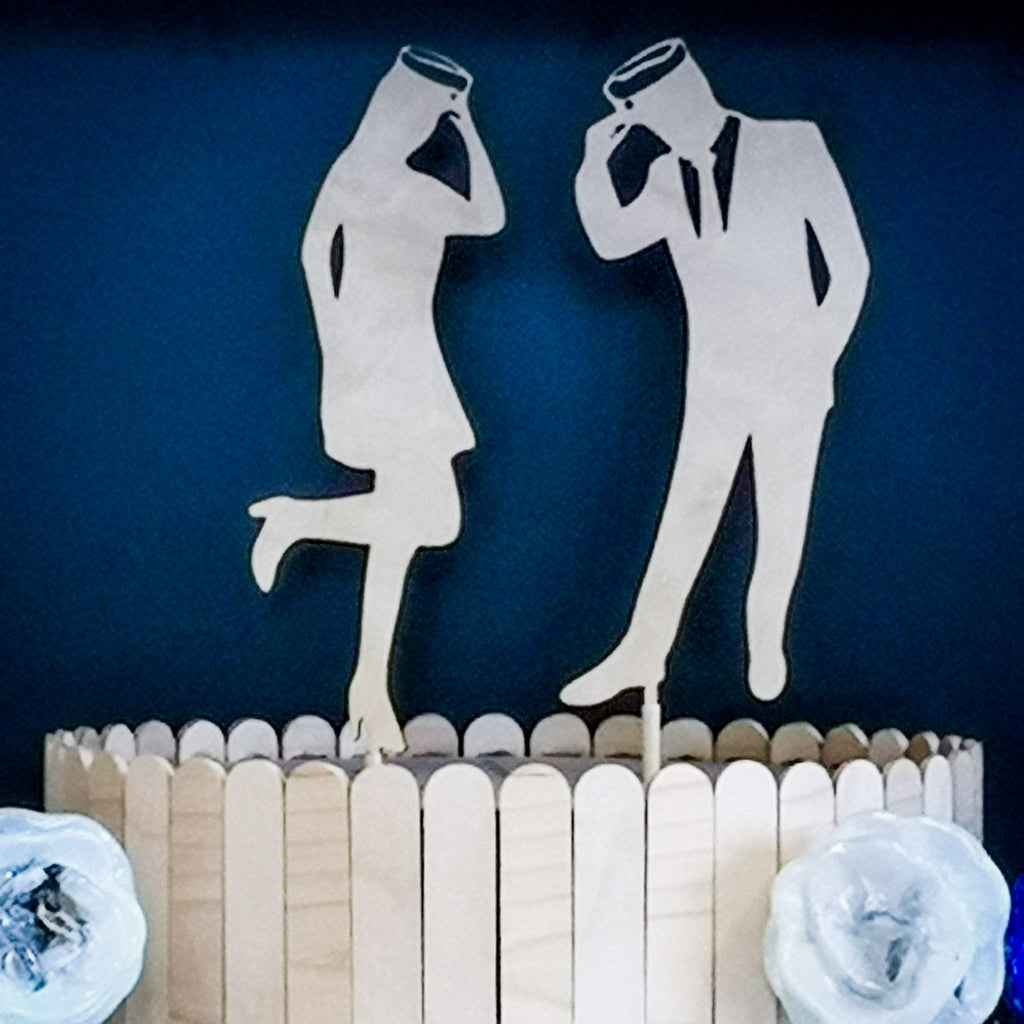 Koivuvanerista valmistetut kakkukoristeet ylioppilaskakkuun.