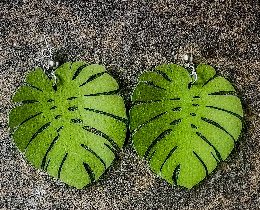 Nahkapaperista valmistetut isot peikonlehti-korvakorut  tapeilla.